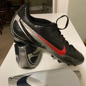 🔥Nike cleats Mens size 11.5 and bonus  shin guards size large🔥